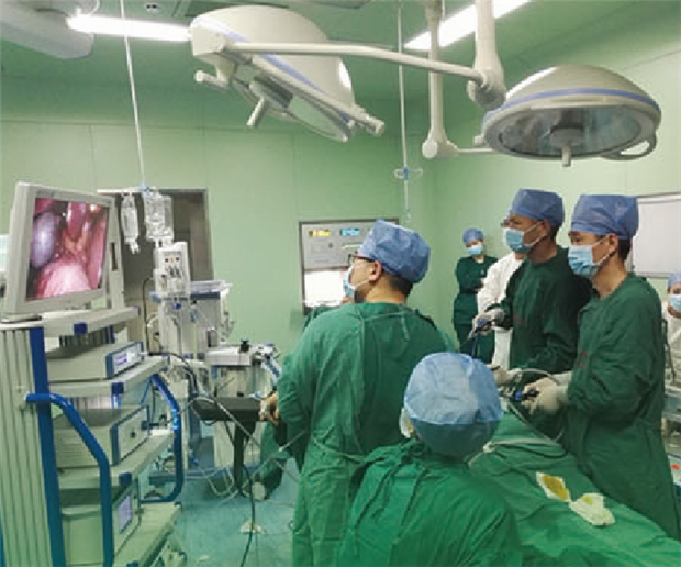 医院特聘专家张先杰教授带领外科团队进行手术.png
